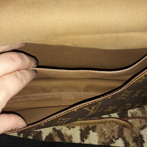 Louis Vuitton Saumur 30 Crossbody - Picture 8 of 8